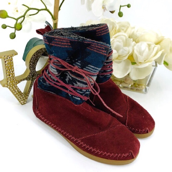 TOMS Boots - Picture 2 of 8
